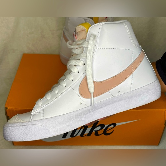 Nike Blazer Mid ‘77 with blush swoop. - Picture 4 of 8